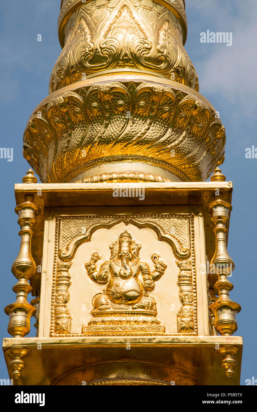Ganapati sculpté sur Dhvaja sthambha en dehors du temple. Il s'agit d'un que flagstaff dispose habituellement dans les temples hindous de l'Inde du Sud Banque D'Images