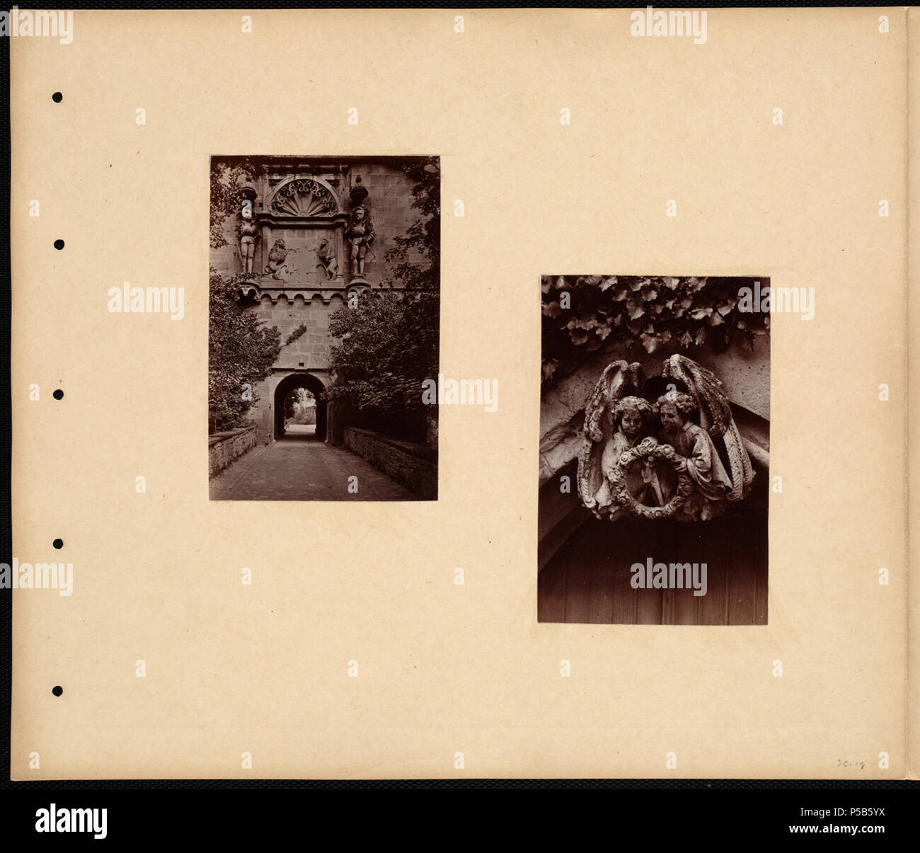 N/A. Anglais : BPLDC n° : 0804000298 Page Title : informations sur Castle Heidelberg Collection : Collection Albums Tupper Album : Volume 36 : le Rhin. Heidelberg. Nuremberg. N° d'appel : 4098B104 v36 (p. 18) Organisateur : Tupper, William Vaughn Genre : Spicilèges ; Albumen prints mesure : 2 tirages photographiques montées sur la page : albumen ; page 33 x 39 cm. Description : page de l'album contient deux photographies. La première photographie dispose d'une entrée de la tour de l'horloge du château d'Heidelberg. La seconde photo dispose d'un détail architectural de deux anges tenant une couronne au-dessus de l'entrée de la c Banque D'Images