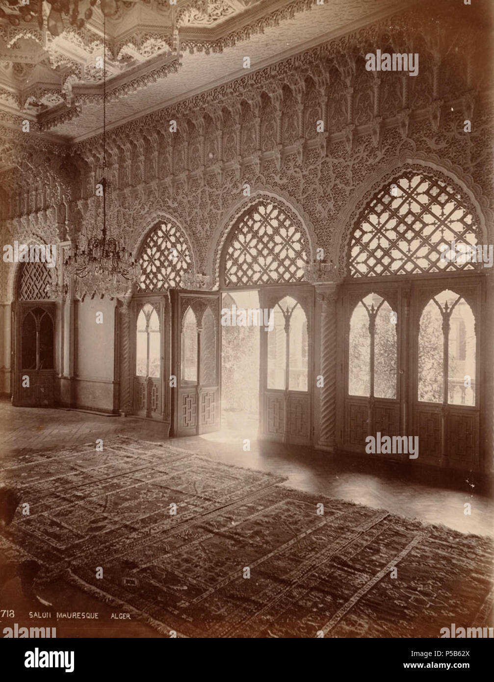 N/A. Anglais : BPLDC n° : 0804000359 Page Title : Salon de maison mauresque Collection : Collection Albums Tupper Album : Volume 1 : L'Algérie. N° d'appel : 4098B104 v1 (p. 35) Organisateur : Tupper, William Vaughn Genre : Spicilèges ; Albumen prints mesure : 1 tirage photographique monté sur la page : albumen ; page 33 x 39 cm. Description : page de l'Album contient une photographie montrant l'intérieur, salon ou salle de séjour, dans une maison d'Algérie. Note : La page la description fournie par cataloger, dérivés de légendes et/ou l'information annotée. ; légende sur l'image : 718 Beauté mauresque Alger Ministère BPL : Depa Imprimer Banque D'Images