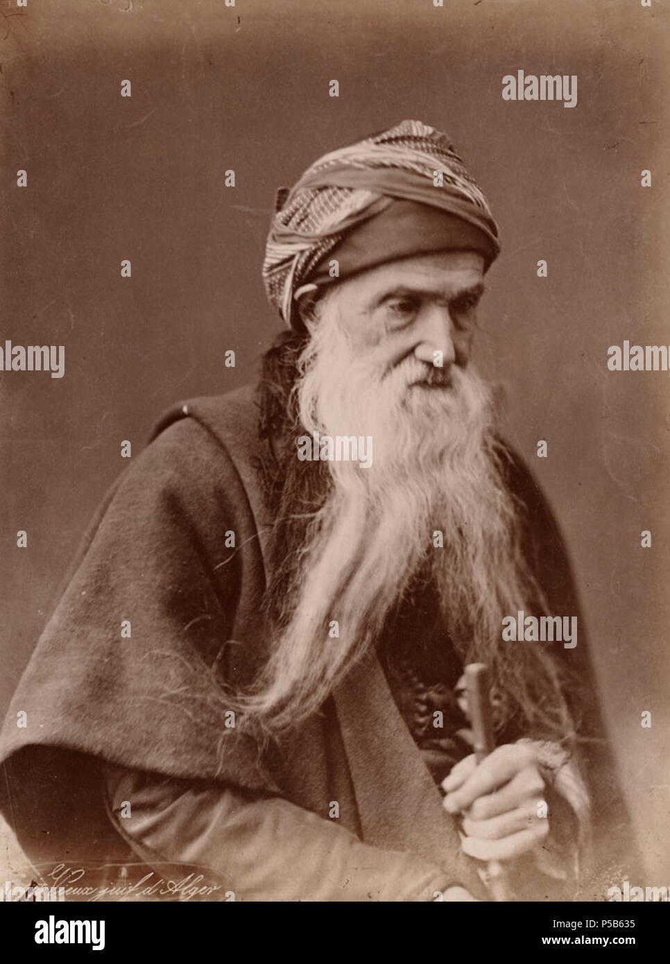 N/A. Anglais : BPLDC n° : 0804000366 Page Title : juif. Collection : Collection Albums Tupper Album : Volume 1 : L'Algérie. N° d'appel : 4098B104 v1 (p. 42) Organisateur : Tupper, William Vaughn Genre : Spicilèges ; Albumen prints mesure : 1 tirage photographique monté sur la page : albumen ; page 33 x 39 cm. Description : page de l'Album contient une photographie montrant un homme Juif barbu, avec l'information annotée sur l'histoire de colonisation juive dans la région. Transcription : Les Juifs auraient fait des colonies dans Tunis et l'Algérie sur la destruction de Jérusalem. Note : La page la description fournie par le cat Banque D'Images