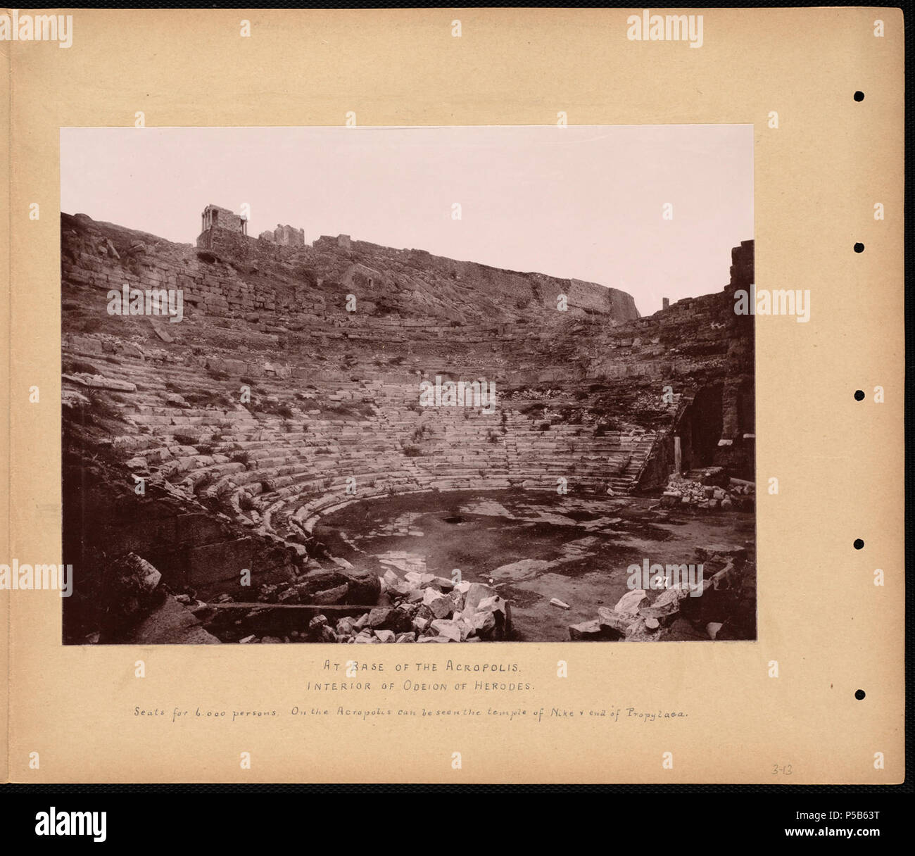N/A. Anglais : BPLDC n° : 0804000396 Page Title : à la base de l'Acropole. Intérieur de Odeion d'Hérode Collection : Collection Albums Tupper Album : Volume 3 : Athènes. N° d'appel : 4098B104 v3 (p. 13) Organisateur : Tupper, William Vaughn Genre : Spicilèges ; Albumen prints mesure : 1 tirage photographique monté sur la page : albumen ; page 33 x 39 cm. Description : contient une page d'album photo de l'intérieur du théâtre d'Hérode, annoté de l'information sur l'architecture sur le site. Transcription : Sièges pour 6 000 personnes. Sur l'Acropole on peut voir le temple de Nike & fin de propyl Banque D'Images