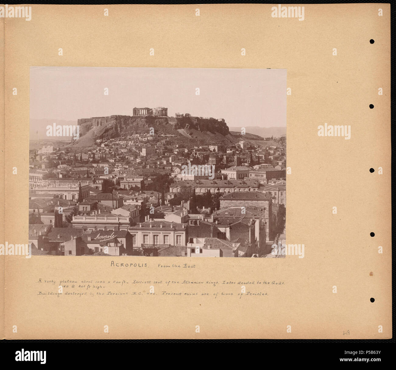 N/A. Anglais : BPLDC n° : 0804000402 Page Title : Acropole. À partir de l'est Collection : Collection Albums Tupper Album : Volume 3 : Athènes. N° d'appel : 4098B104 v3 (p. 19) Organisateur : Tupper, William Vaughn Genre : Spicilèges ; Albumen prints mesure : 1 tirage photographique monté sur la page : albumen ; page 33 x 39 cm. Description : page de l'Album contient une photographie de l'acropole d'Athènes prises à partir de l'est, avec des informations sur la géographie annoté et l'histoire du site. Transcription : un plateau rocheux de 150 à 200 m de haut, environ 1 000 x 500 pi. Siège de la plus ancienne des rois d'Athènes. Plus tard de Banque D'Images