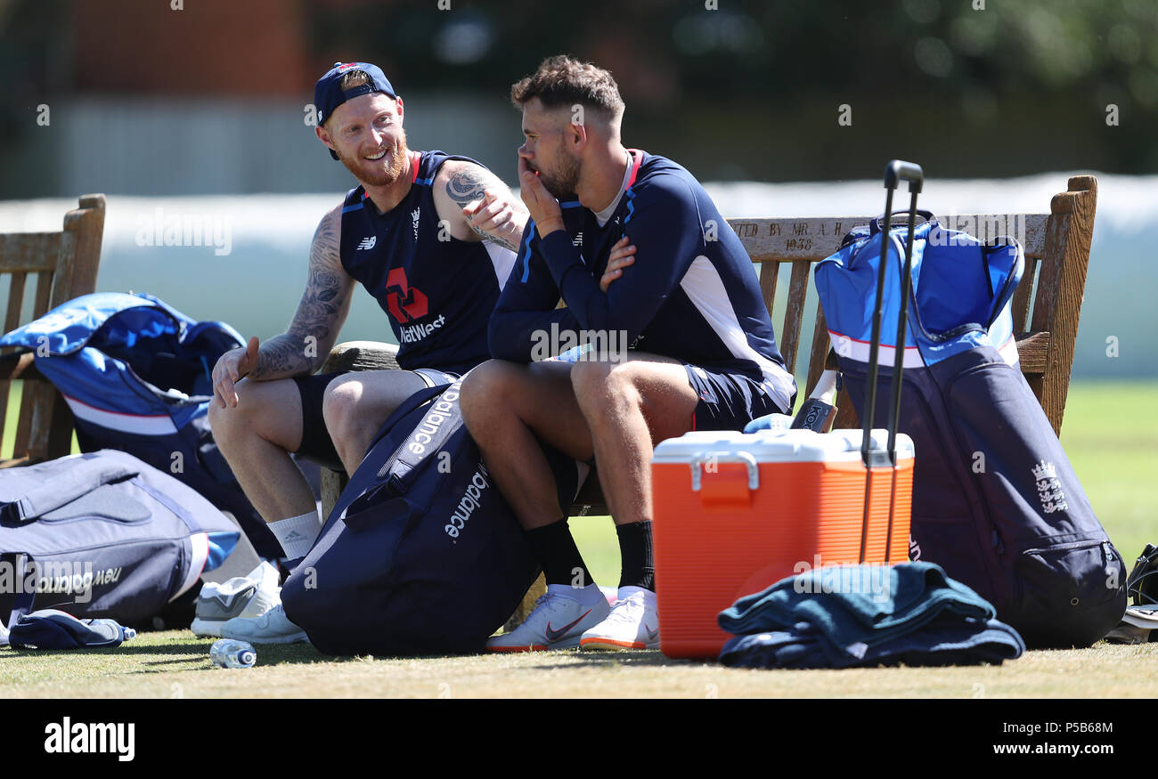 L'Angleterre Ben Stokes (à gauche) et Alex Hales durant la session à filets à Edgbaston, Birmingham. Banque D'Images