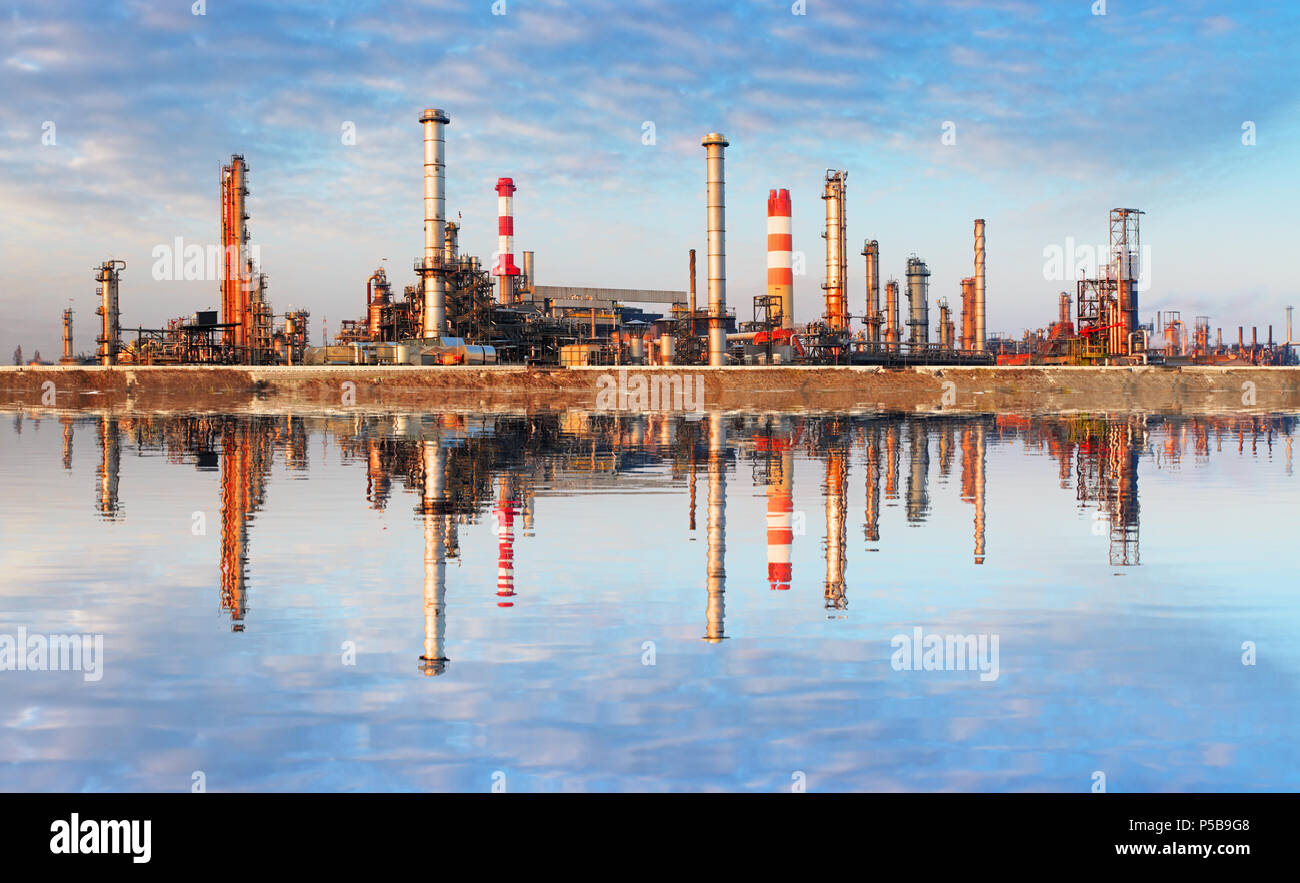 Industrie pétrolière - Usine avec reflet dans l'eau Banque D'Images