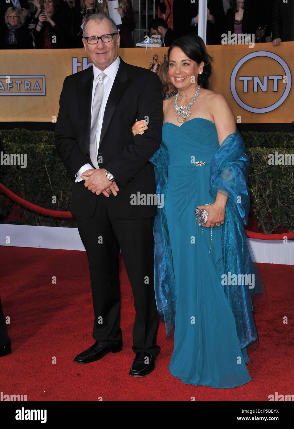 Ed O Neill et épouse le 19ème Ann. 2013 SAG Awards au Shrine Auditorium à Los Angeles.Ed O Neill et femme ------------- Red Carpet Event, Vertical, USA, Cinéma, Célébrités, photographie, Bestof, Arts, Culture et divertissement, Célébrités Topix fashion / Vertical, Best of, événement dans la vie d'Hollywood, Californie - Tapis rouge et en backstage, USA, Cinéma, Célébrités, cinéma, télévision, Célébrités célébrités musique, photographie, Arts et culture, Bestof, divertissement, Topix, verticale de la famille de l'année 2013, enquête tsuni@Gamma-USA.com , Mari et femme Banque D'Images