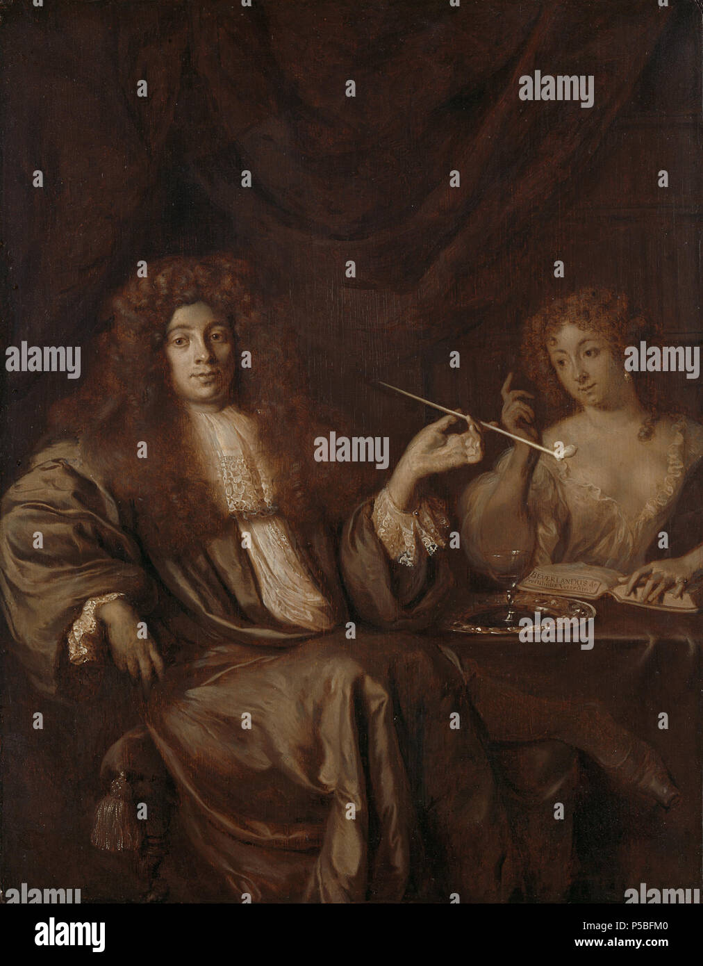 Adriaan van Beverland (1651-ca.1712). Schrijver van theologische werken en hekelschriften, een lichte zeden van dame . Nederlands : Portret van Adriaan van Beverland (1651-ca.1712). Schrijver van theologische werken en hekelschriften, een lichte zeden van dame. De Schrijver zit aan een tafel in de pijp dans de côté, op een tafel staat op een glas blad. De Jonge vrouw heeft haar bovenkleding Beverlands losgeknoopt in een boek met de titel 'De Prostibulis Veterum' (Bordelen dans de Oudheid) voor zich. Op de achtergrond een boekenkast. . Entre 1670 et 1680. N/A 62 Adriaan van Bever Banque D'Images