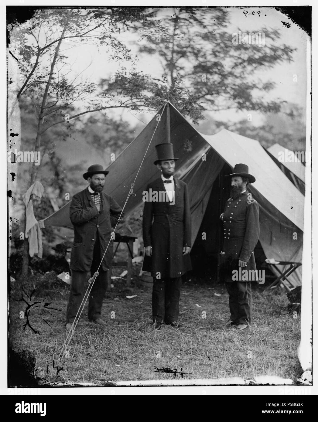 N/A. Anglais : Allan Pinkerton, le président Abraham Lincoln, et le général John Alexander McClernand. Pinkerton est le chef de l'Union européenne les services de renseignement à l'époque. Il a également, semble-t-il, ont déjoué une tentative d'assassinat contre Lincoln. Son travail en temps de guerre a été essentielle dans le développement de l'agence Pinkerton, qu'il a ensuite utilisé pour le pionnier de l'industrie américaine détective privé lorsqu'il a créé l'agence Pinkerton détective national. 3 octobre 1862. Alexander Gardner (1821-1882) Noms alternatifs Alex. Gardner ; A. Gardner ; Alexander Description photographe écossais Gardiner et photographe de guerre Da Banque D'Images