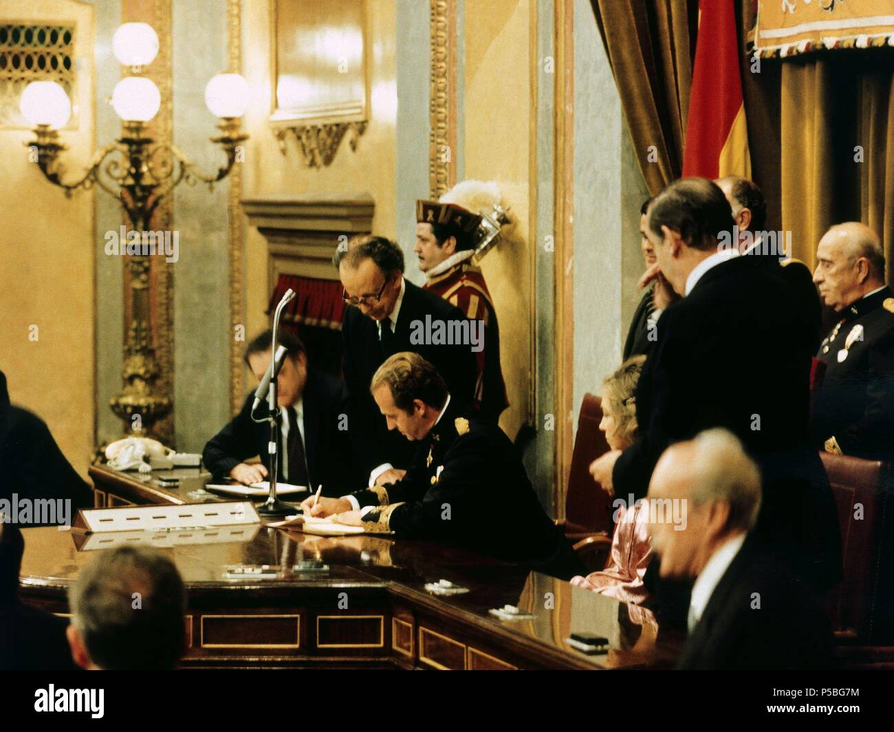 JUAN CARLOS I FIRMA LA CONSTITUCION DE 1978. Emplacement : CONGRESO DE LOS DIPUTADOS-intérieur, MADRID, ESPAGNE. Banque D'Images