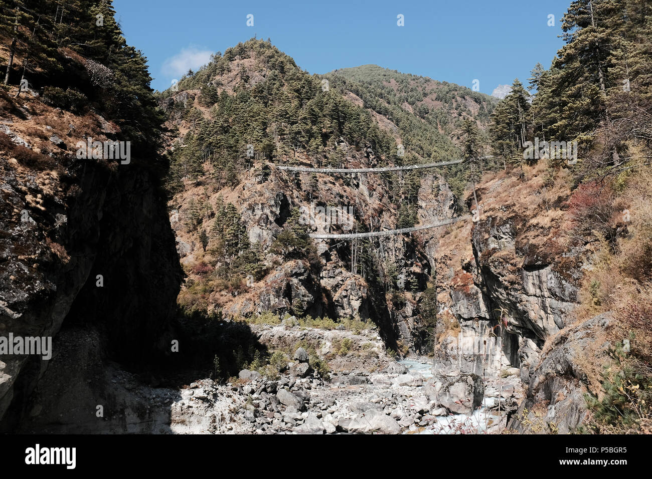 Edmund Hillary, pont suspendu, le Népal dans l'himalaya sur l'Everest base camp trek. Banque D'Images Edmund Hillary, pont suspendu, le Népal dans l'himalaya sur l'Everest base camp trek. Banque D'Images