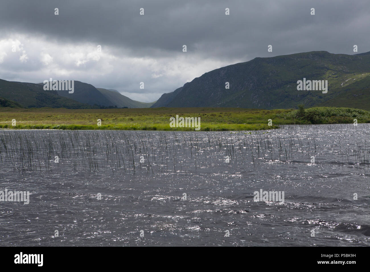 Les eaux sombres du Lough Veagh au Parc National Glenveagh en Irlande Banque D'Images