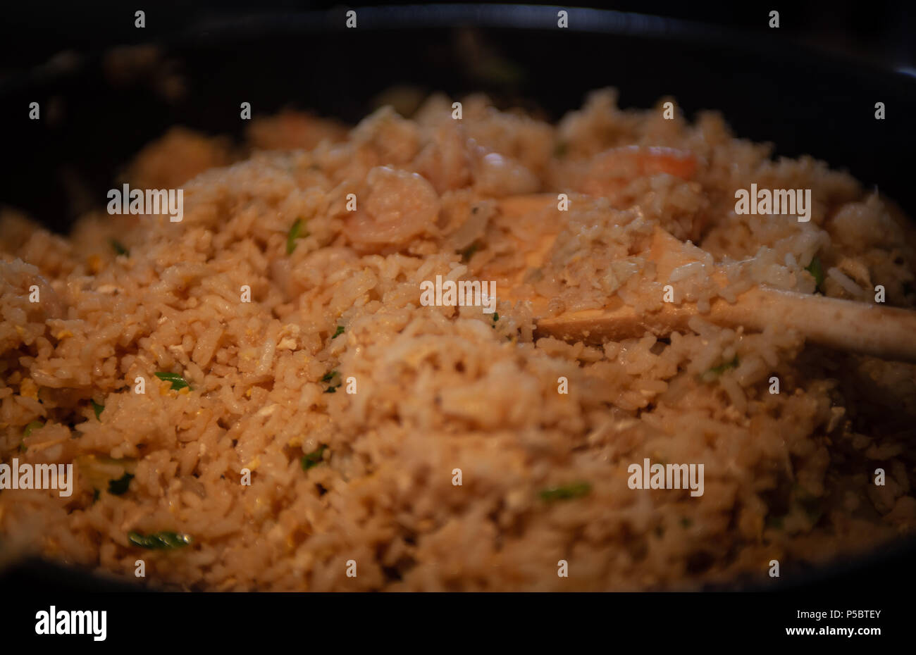 Riz frit aux crevettes dans un wok Banque D'Images