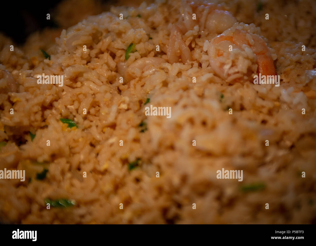 Riz frit aux crevettes dans un wok Banque D'Images