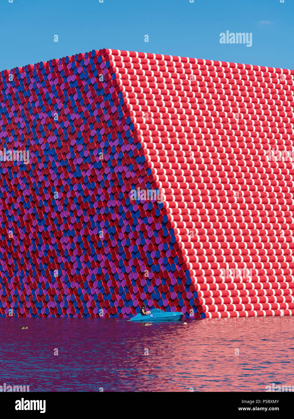 Mastaba Londres Sculpture temporaire de Christo & Jeanne Claude sur la serpentine Banque D'Images