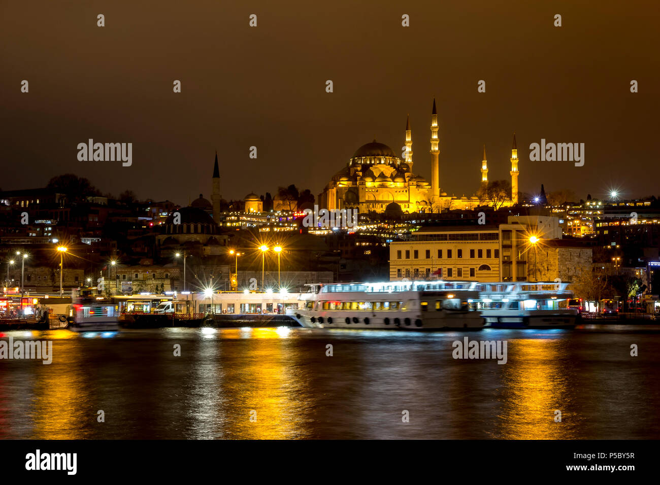 Istanbul illuminée la nuit. La Turquie. Vue de nuit sur la partie historique de Sultanahmet célèbres mosquées, Pier avec bateaux, cafés, bars et boutiques. Bosph Banque D'Images