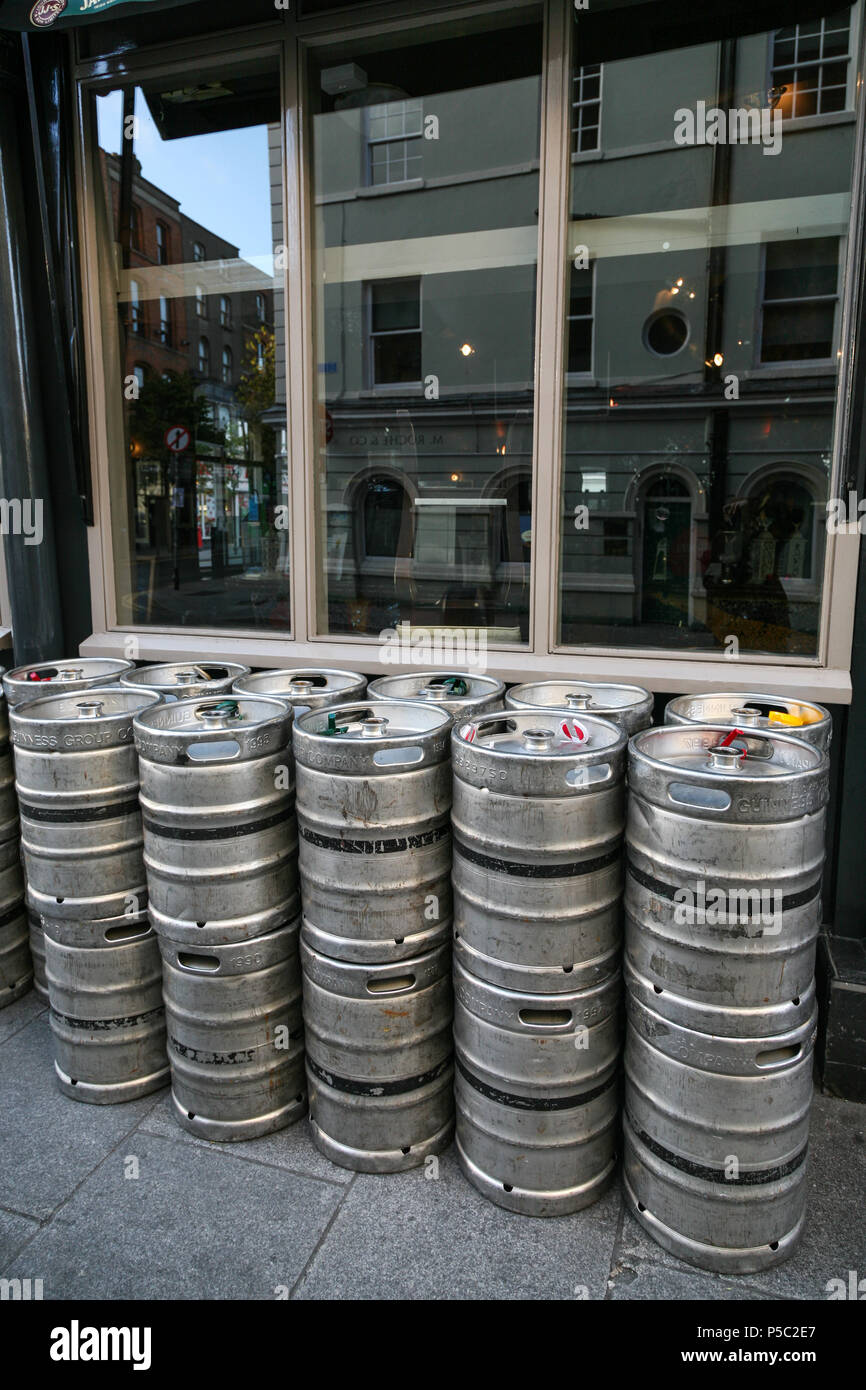 Guinness de barils vides empilées à l'extérieur de Dublin Bar. Dublin, Irlande. Banque D'Images