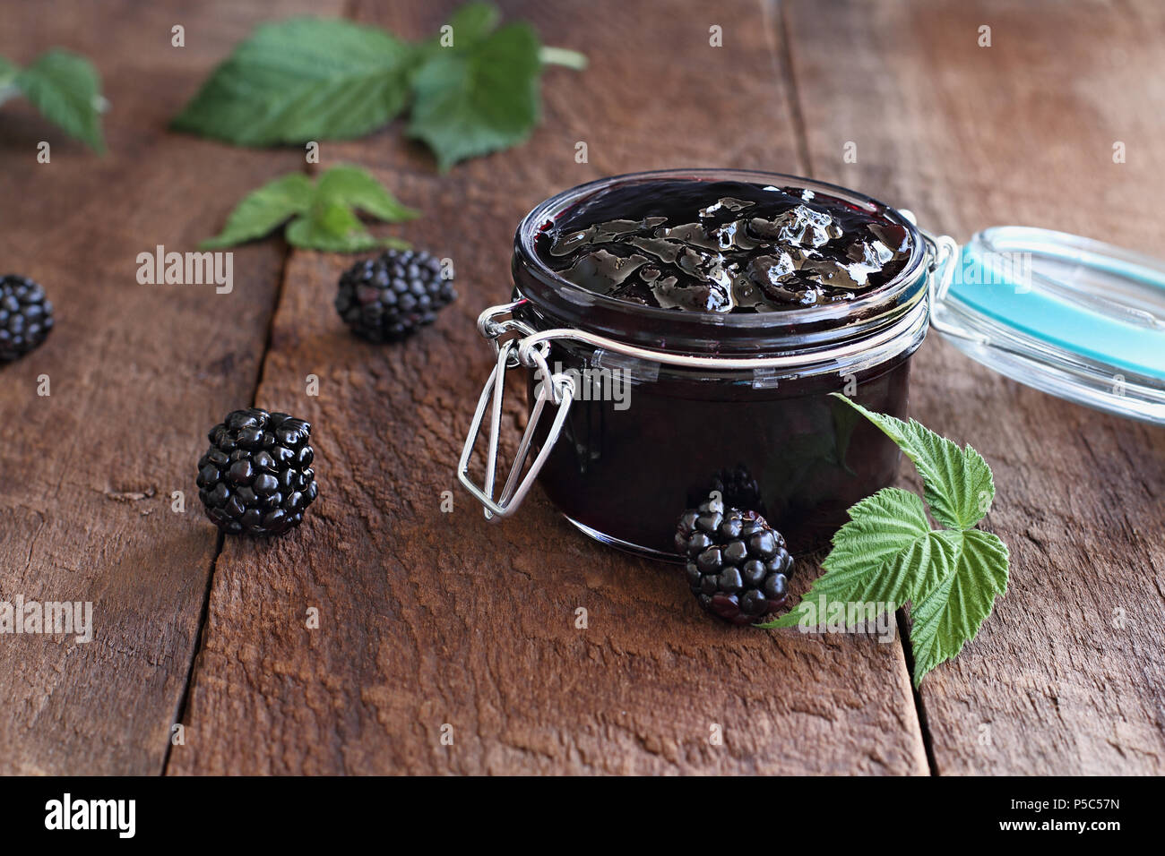 Blackberry fait maison conserve dans un bocal en verre conserve sous caution avec couvercle attaché. Selective focus sur la confiture. Banque D'Images
