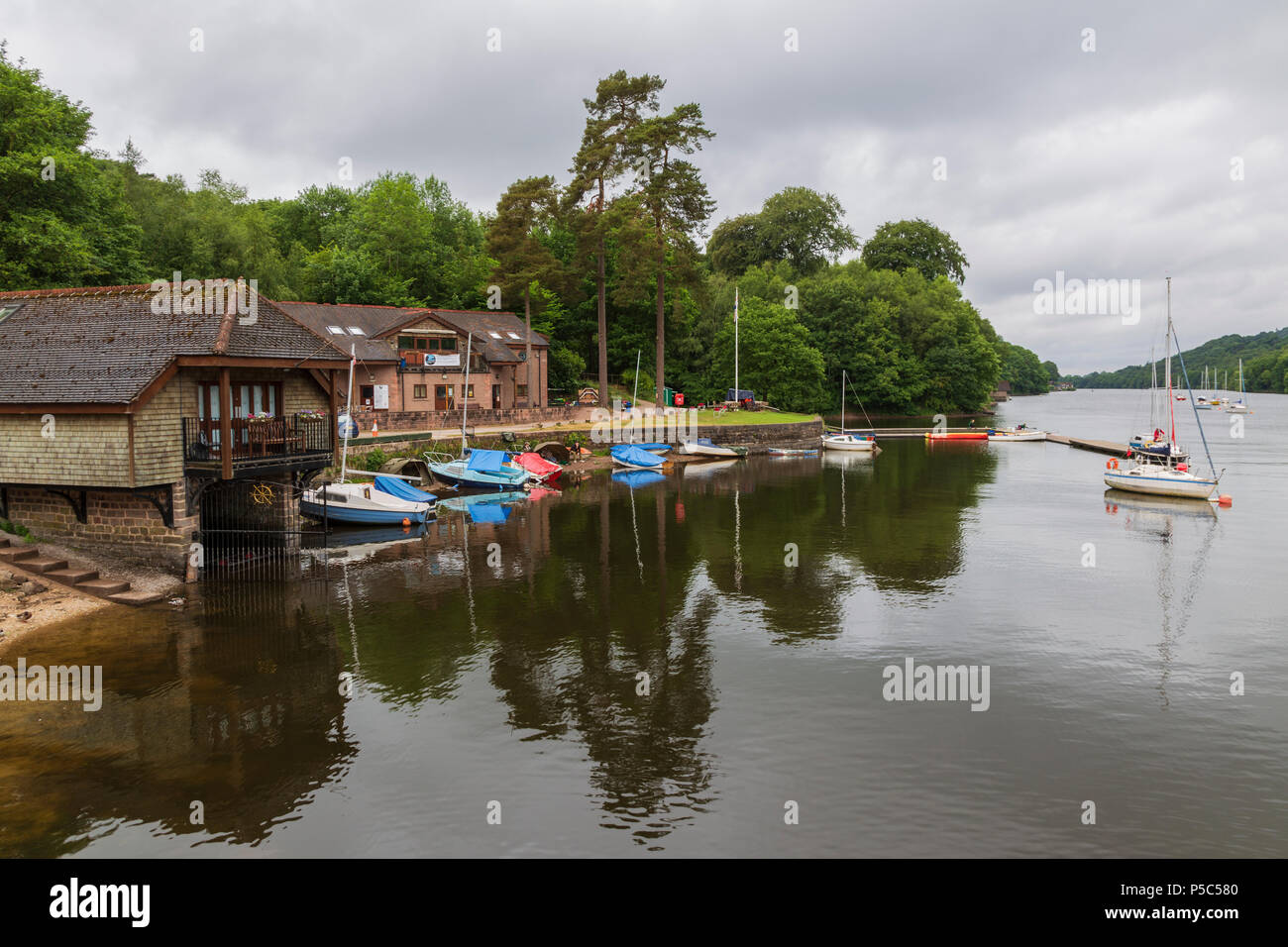 Un hangar à bateaux et un café au Lac Rudyard dans Staffordshire sur un jour Juin terne Banque D'Images