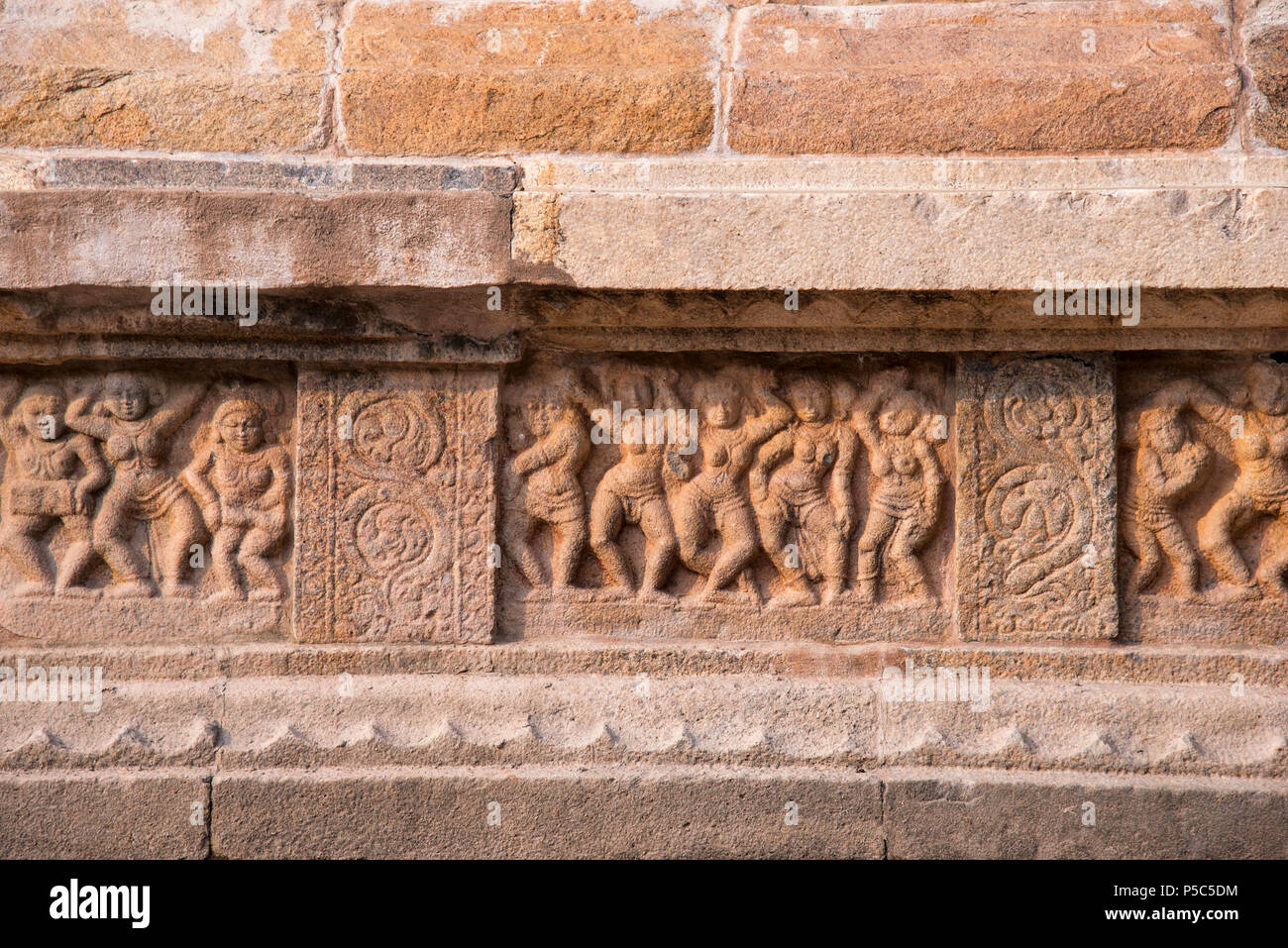 Panneau sculpté illustrant la danse des femmes de la musique. Temple d'Airavatesvara, UNESCO World Heritage Site, Darasuram, Tamil Nadu, Inde Banque D'Images