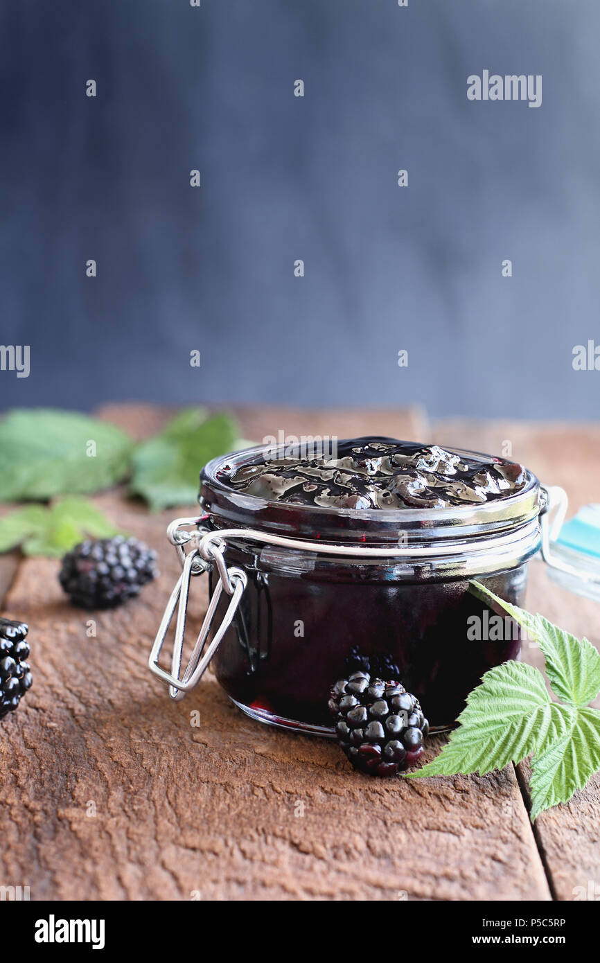 Blackberry fait maison conserve dans un bocal en verre conserve sous caution avec couvercle attaché. Selective focus sur la confiture. Banque D'Images