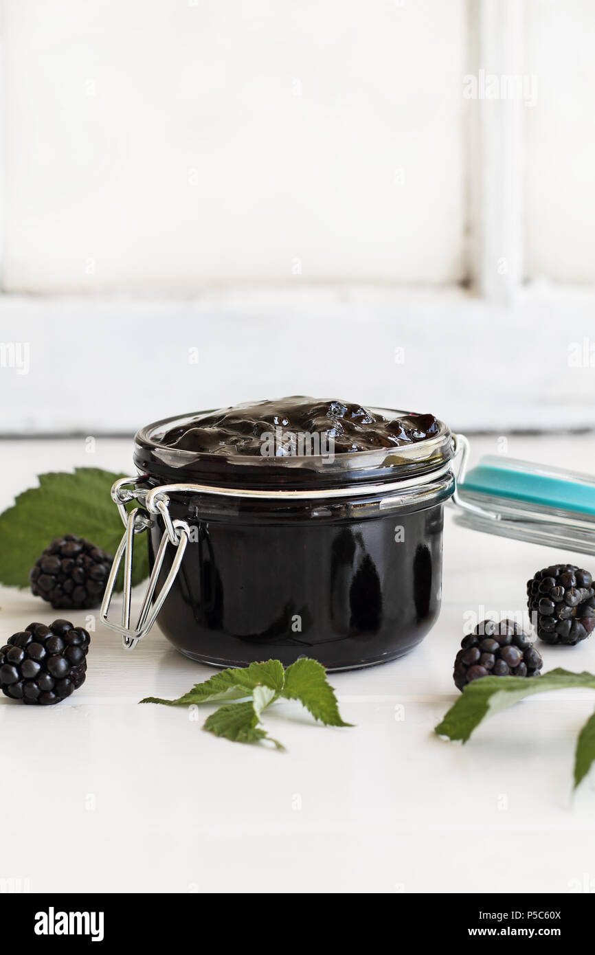 Blackberry fait maison conserve dans un bocal en verre conserve sous caution avec couvercle attaché. Selective focus sur la confiture. Banque D'Images