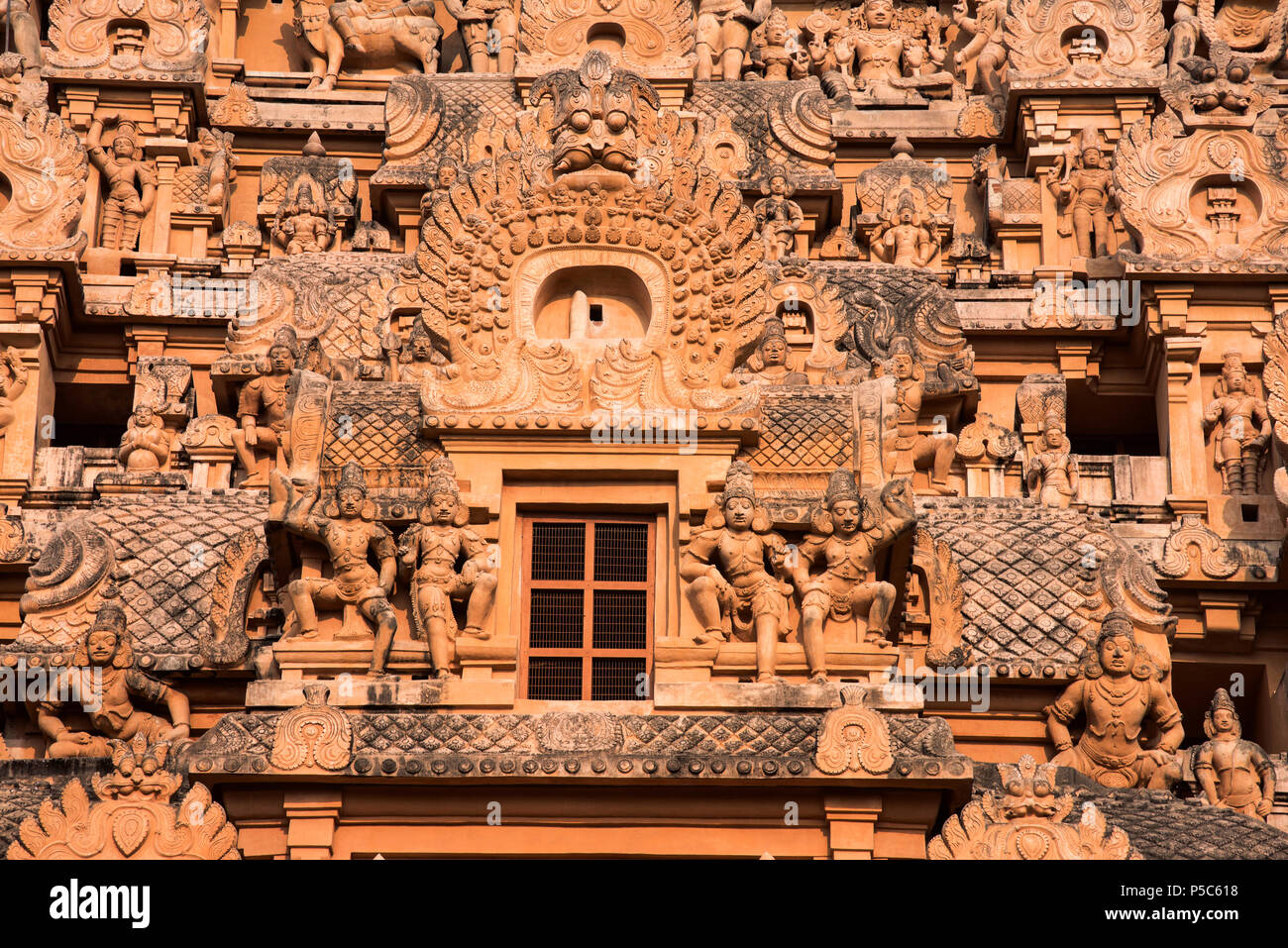 Fermer voir des sculptures Vimana, Temple Brihadishvara, Thanjavur, Tamil Nadu, Inde Banque D'Images