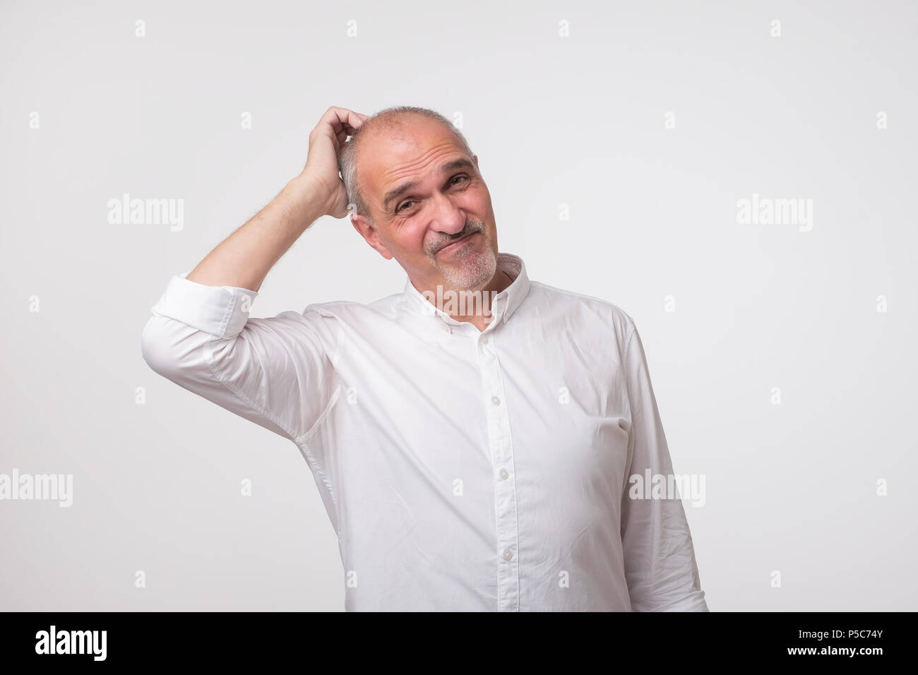 Homme d'âge moyen avec la main en pensant à Banque D'Images