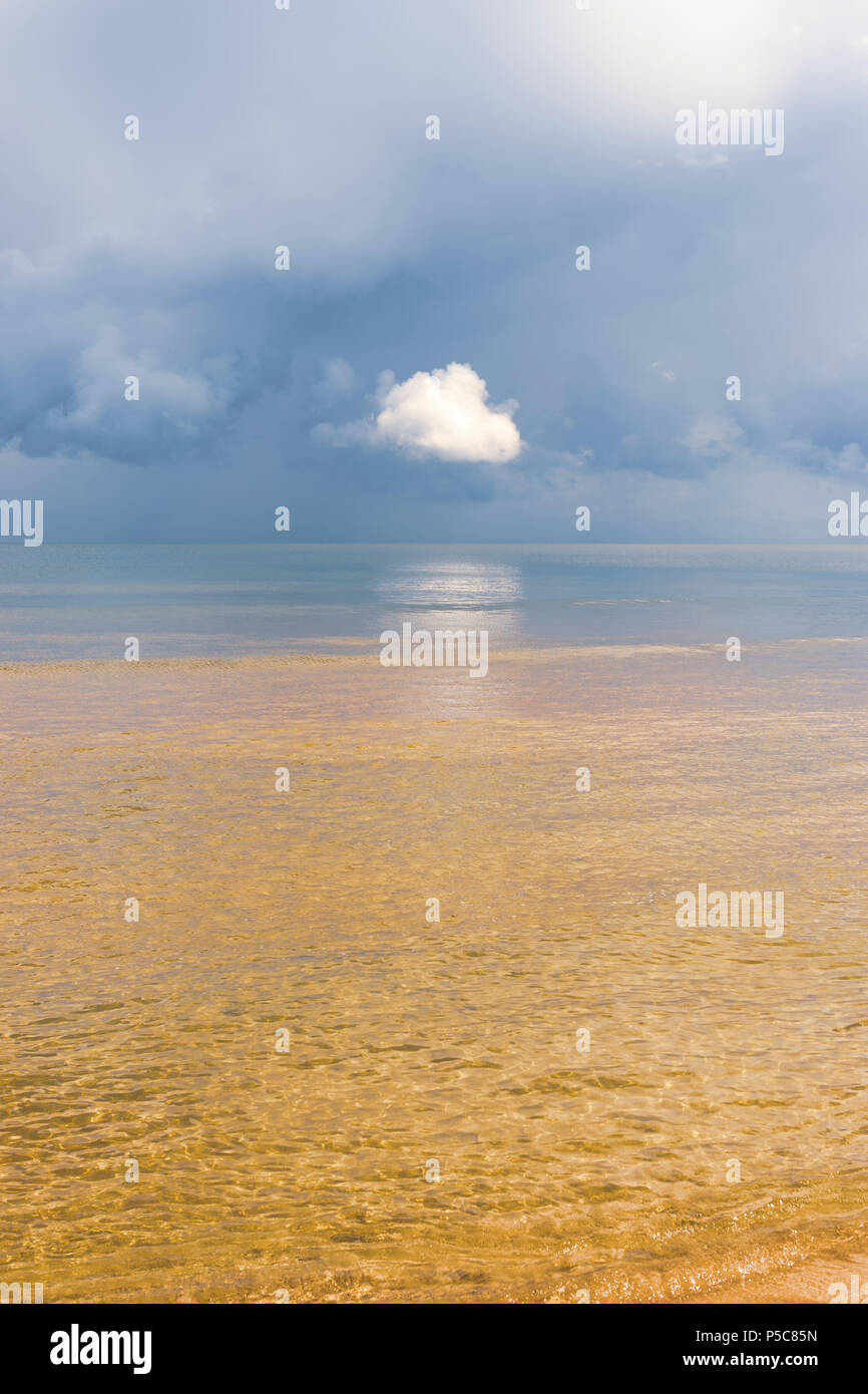 L'horizon de la Mer Baltique avec des nuages Banque D'Images