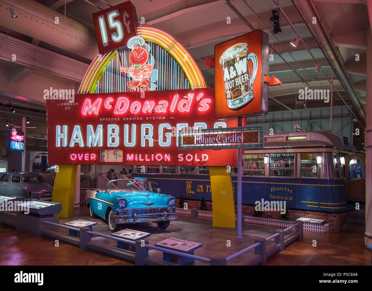 DEARBORN, MI/USA - 16 juin 2018 : une voiture Chevrolet BelAir 1956 et McDonalds, la Root Beer A&W, Château Blanc et Lamy's Diner enseignes au néon à l'Henry Ford. Banque D'Images