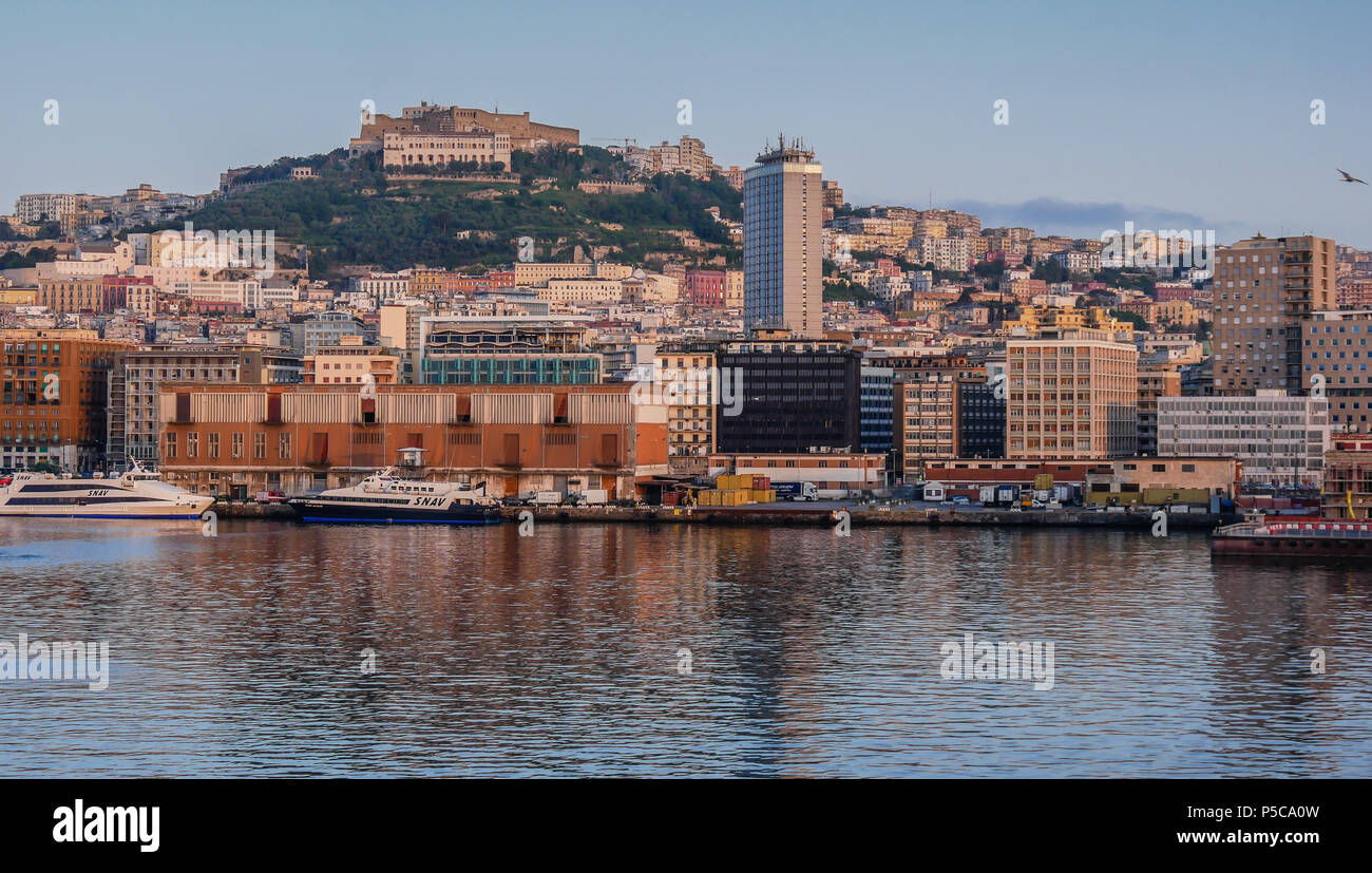 Port de Naples à l'aube vu de la mer Banque D'Images