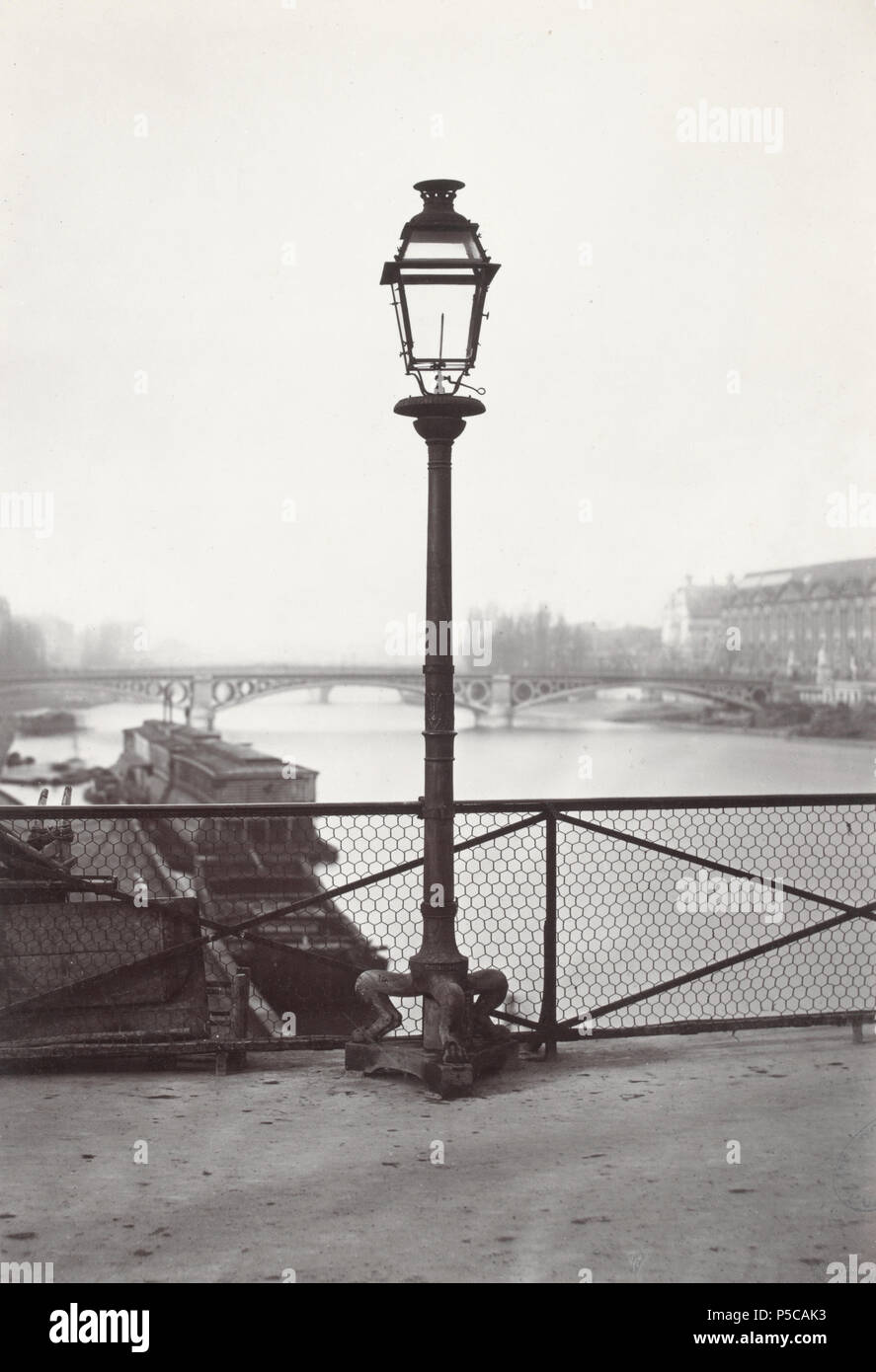 Pont des Arts. no37. Anglais : lampe avec post fer monté sur griffe pied, en face du fil parapet de pont. Rivière avec un autre pont en arrière-plan. 1878. N/A 327 Charles Marville, Pont des Arts, 1878 Banque D'Images