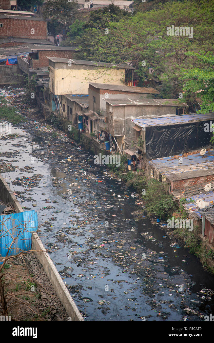 Bidonville montrant abris et l'eau polluée, Thane, Maharashtra, Inde Banque D'Images