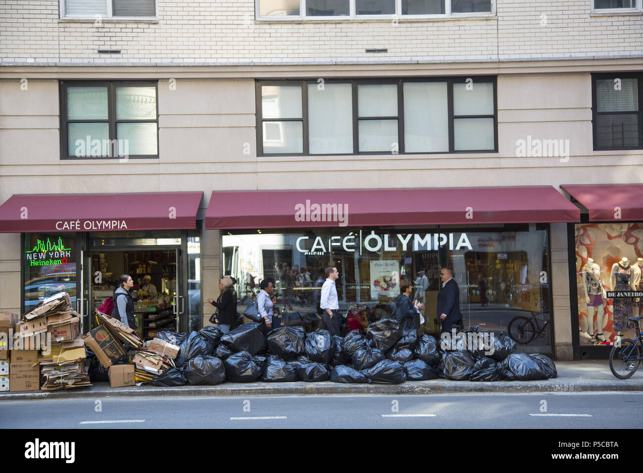 Déchets à être ramassé sur Lexington Avenue à Manhattan, où il n'y a pas d'allées si tous les déchets va droit dans la rue pour pick-up. Banque D'Images