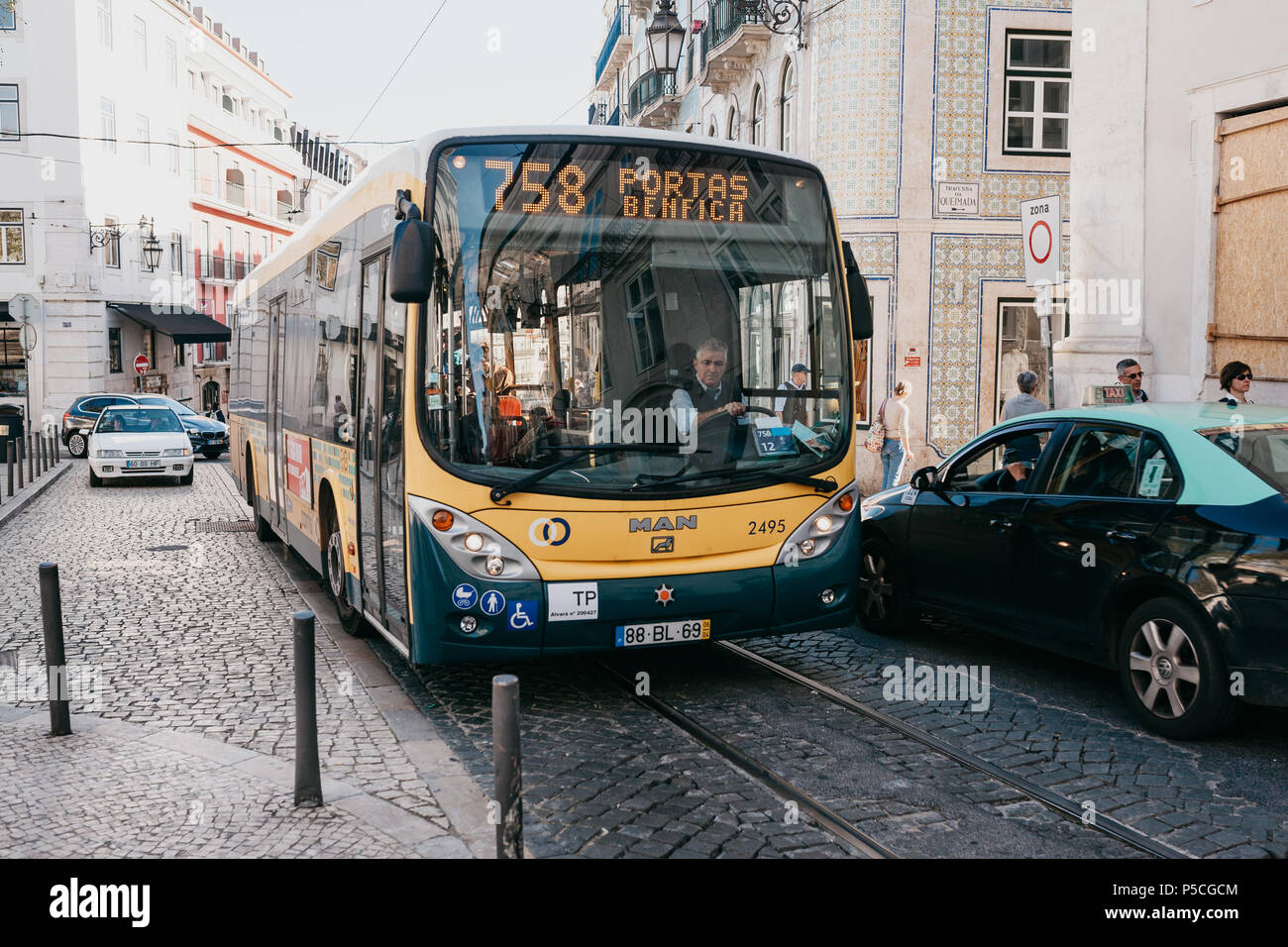 Lisbonne, juin 18, 2018 : Le bus fait le tour de la ville. Les résidents locaux et les touristes se déplacer dans la ville par transports en commun Banque D'Images