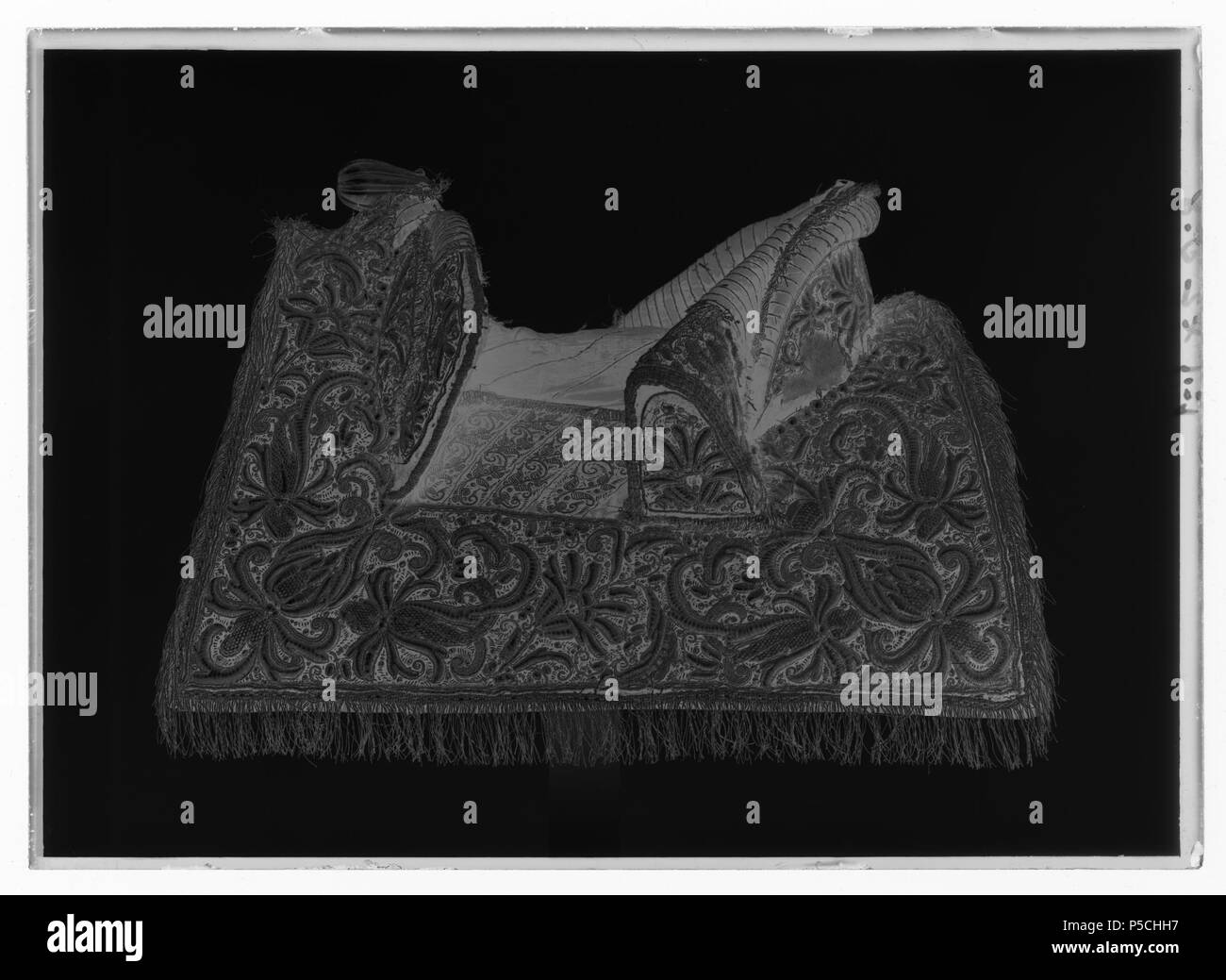 Bomsadel, 1600-talets mitt . Svenska : Bomsadel klädd rektangulära med svart sammet, med yttäckande kappor broderi je soulagement que j'ai forme palmetter voluter av, blad, med- silvertråd guld och guld- och silverlan. Kapporna kantade guldfrans fodrade och med med frais läder. Med Sitsen glesa stickningar guldtråd parallella med. Ca Bakbom 534 mm produites, 135 mm hög med stödbommar. Frambom 455 mm produites 105 hög. Sadelknapp utdragen räfflad förgylld framåt av. mässing Med klädd väv bom. Två söljor förbygel byglar för två, för alla, stigläder stål av. Fyra stroppar sadelgjord läder för av. Moi klädd Framtill hälla Banque D'Images
