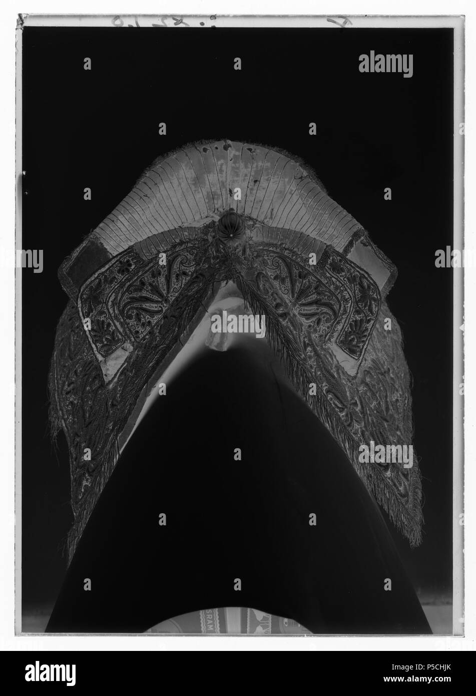 Bomsadel, 1600-talets mitt . Svenska : Bomsadel klädd rektangulära med svart sammet, med yttäckande kappor broderi je soulagement que j'ai forme palmetter voluter av, blad, med- silvertråd guld och guld- och silverlan. Kapporna kantade guldfrans fodrade och med med frais läder. Med Sitsen glesa stickningar guldtråd parallella med. Ca Bakbom 534 mm produites, 135 mm hög med stödbommar. Frambom 455 mm produites 105 hög. Sadelknapp utdragen räfflad förgylld framåt av. mässing Med klädd väv bom. Två söljor förbygel byglar för två, för alla, stigläder stål av. Fyra stroppar sadelgjord läder för av. Moi klädd Framtill hälla Banque D'Images