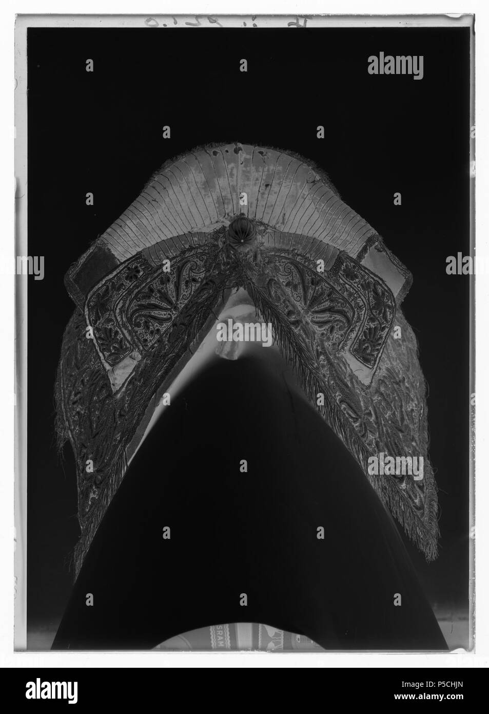 Bomsadel, 1600-talets mitt . Svenska : Bomsadel klädd rektangulära med svart sammet, med yttäckande kappor broderi je soulagement que j'ai forme palmetter voluter av, blad, med- silvertråd guld och guld- och silverlan. Kapporna kantade guldfrans fodrade och med med frais läder. Med Sitsen glesa stickningar guldtråd parallella med. Ca Bakbom 534 mm produites, 135 mm hög med stödbommar. Frambom 455 mm produites 105 hög. Sadelknapp utdragen räfflad förgylld framåt av. mässing Med klädd väv bom. Två söljor förbygel byglar för två, för alla, stigläder stål av. Fyra stroppar sadelgjord läder för av. Moi klädd Framtill hälla Banque D'Images