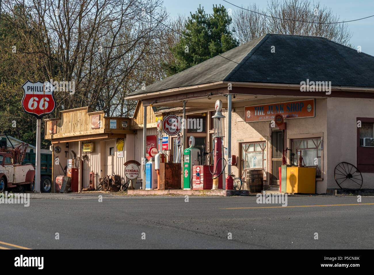 Broadway, Virginie, USA - Avril 13, 2018 : station d'essence à l'ancienne Banque D'Images
