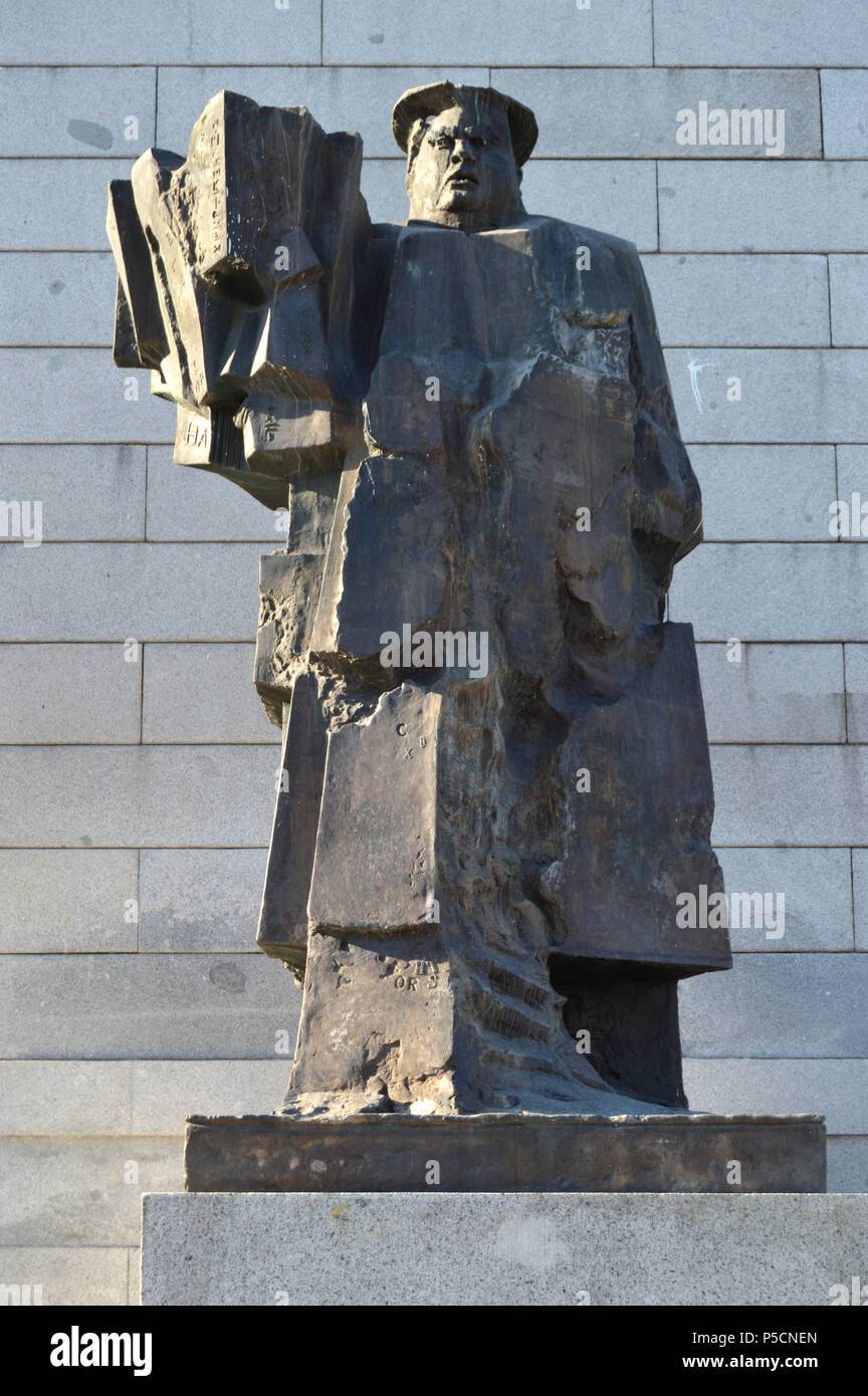 Sculpture de l'homme politique espagnol des années 30 indalecio prieto avec un mur de granit derrière Banque D'Images