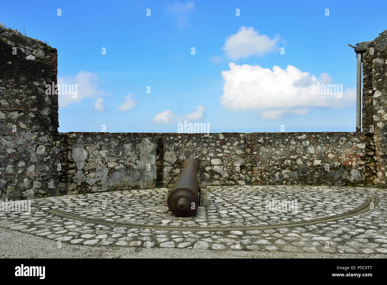 Reste de la Citadelle la ferrière construit au sommet d'un mountainnear ville Milot en Haïti. Canon rotatif pour la défense du port de C Banque D'Images