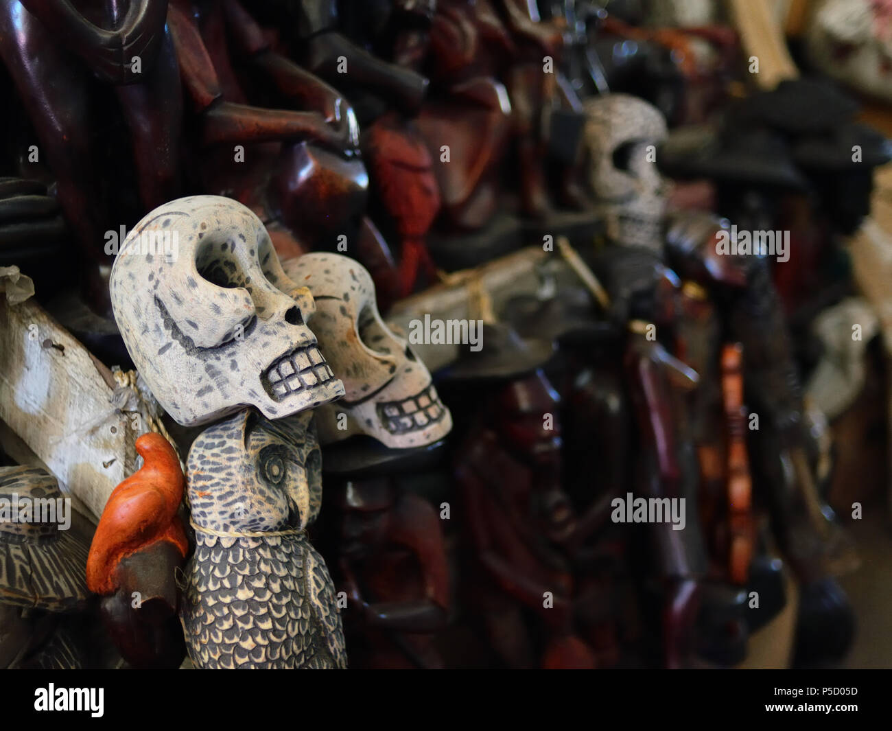 Marché du fer sur voodoo figurines dans le centre de la capitale Haïti Banque D'Images