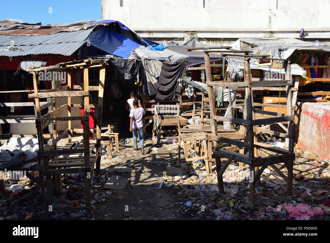 PORT-AU-PRINCE, RÉPUBLIQUE D'HAÏTI - 17 décembre 2017 : l'assainissement des taudis dans la capitale d'Haïti, à proximité de la marché Fer Banque D'Images