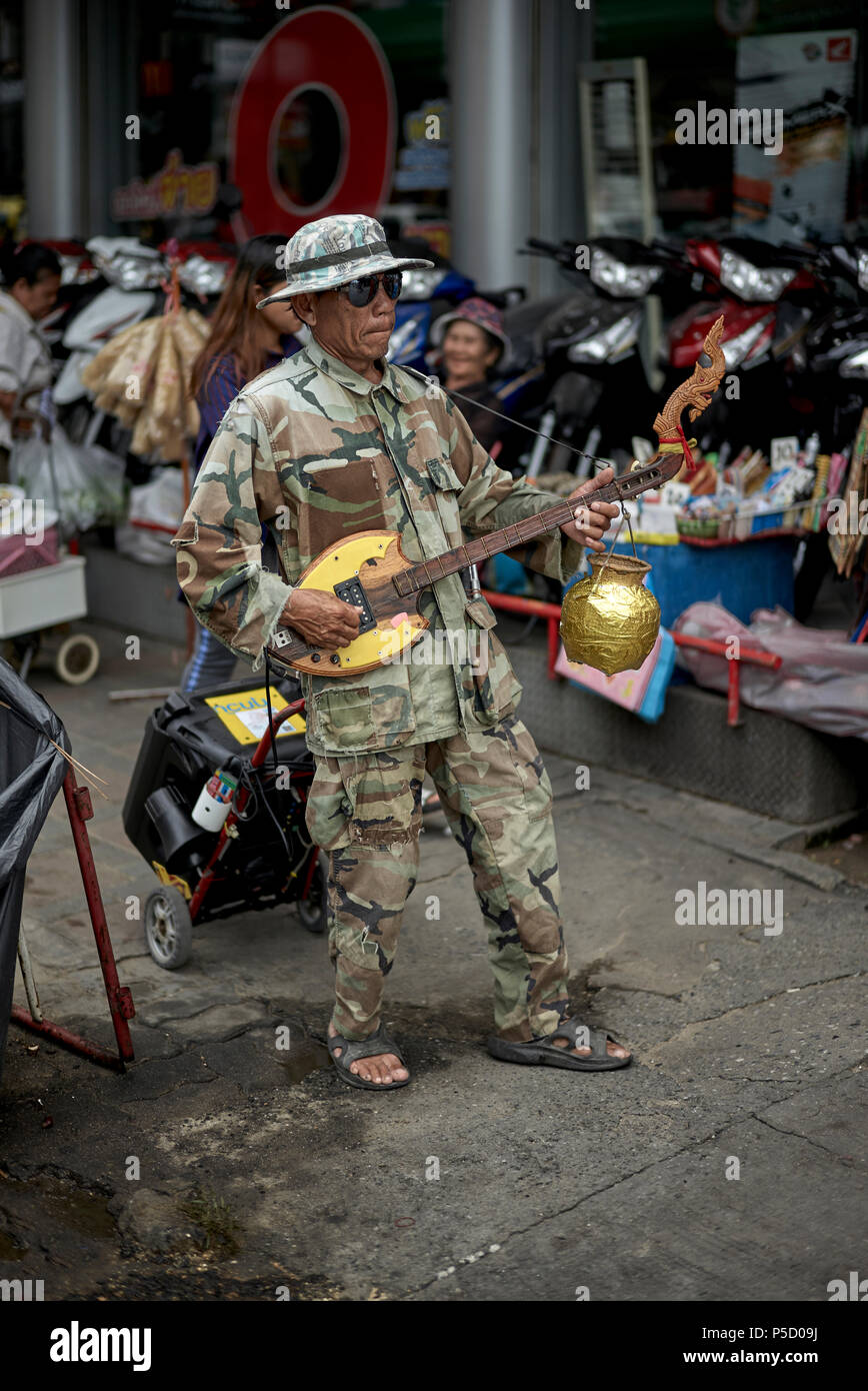 Musicien aveugle jouant le double traditionnel thaïlandais Phin à collier guitare luth.Mobilité musicien ambulant, Thaïlande street Banque D'Images