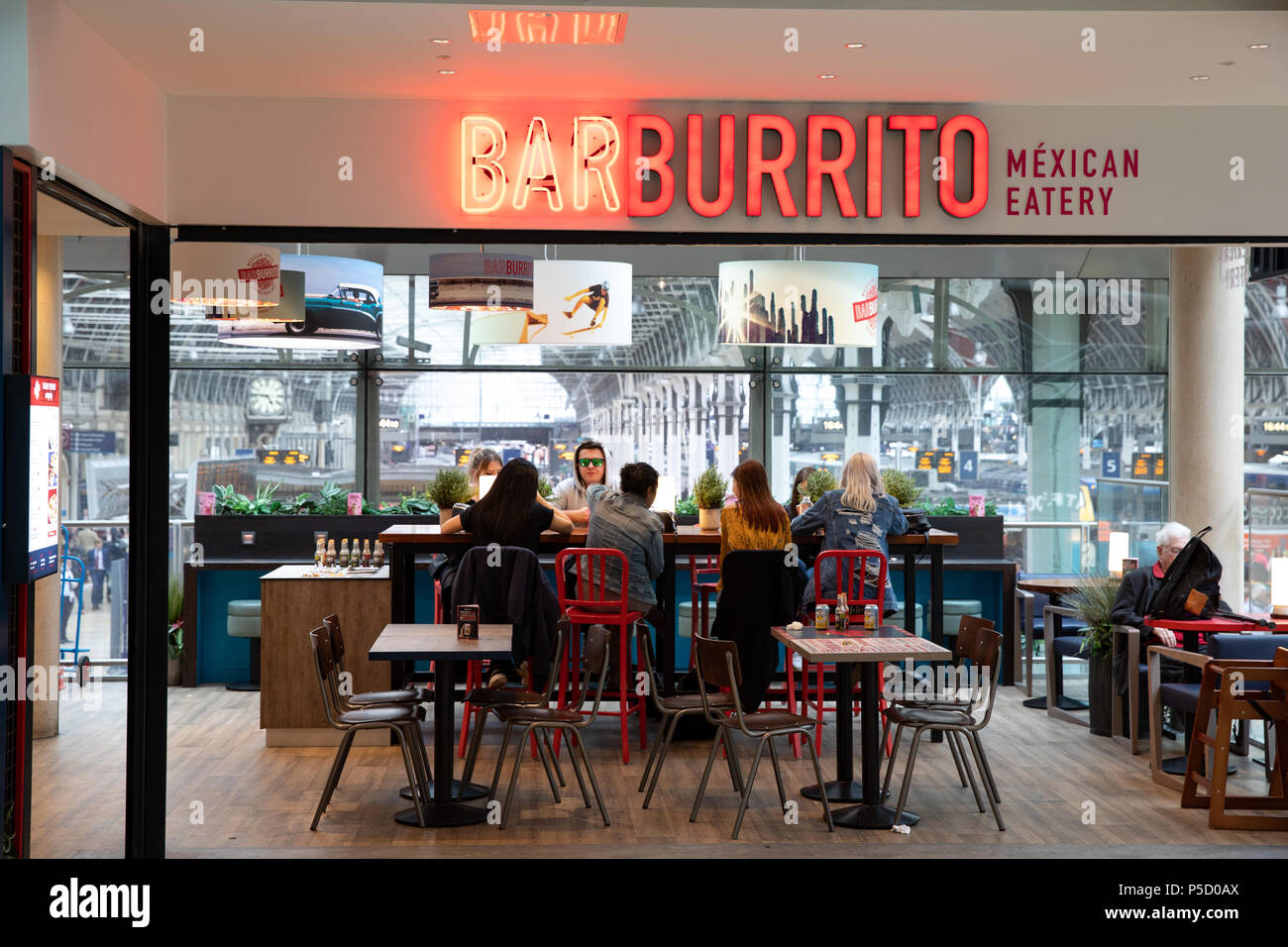 Burrito Bar, restaurant mexicain à la gare de Paddington. Banque D'Images