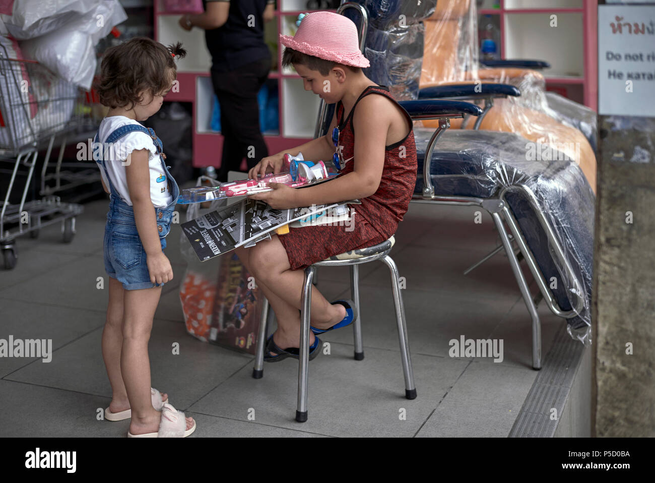 Les jeunes frère et soeur, avec un jouet. Les enfants Banque D'Images