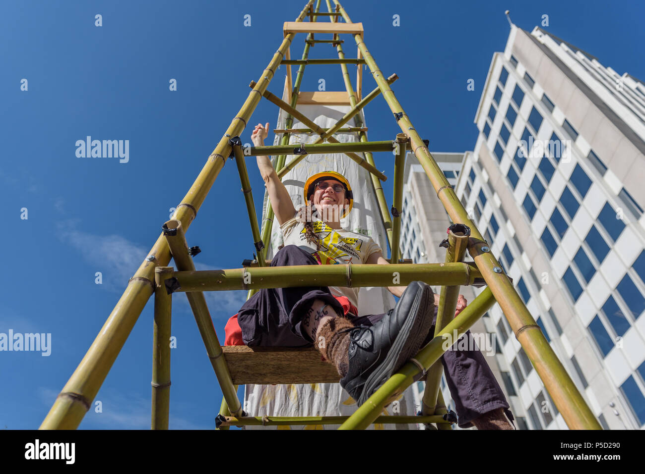 Washington DC, United States. 25 Juin, 2018. Groupe de militants au-delà de l'énergie extrême des opérations d'arrêt partiellement à la Federal Energy Regulatory Commission (FERC) siège à Washington DC le 25 juin 2018, par l'installation de 2 puits de fracturation se moquaient et pose d'un pipe-line sur la rue devant l'employé de garage 7h à début d'après-midi, a réussi à les empêcher d'accéder au lieu de travail. Les militants exigent un arrêt de l'émission de permis et la construction de tous les nouveaux combustibles conduites de carburant et d'autres infrastructures. Crédit : Erik McGregor/Pacific Press/Alamy Live News Banque D'Images