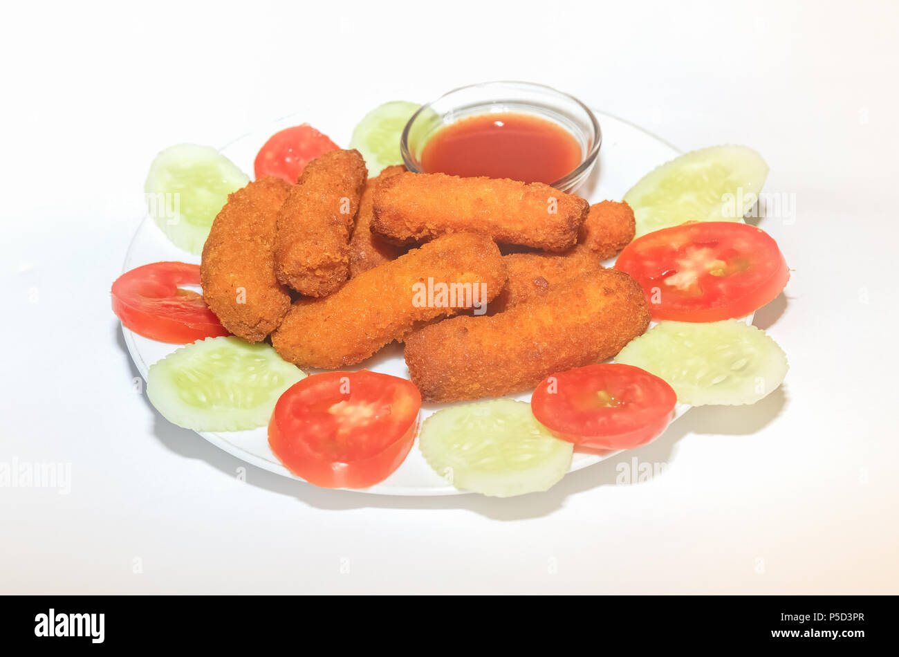 Les bâtonnets de poisson croustillants frits avec une sauce tomate et légumes verts. Une Indienne légumes non starter lave. Banque D'Images