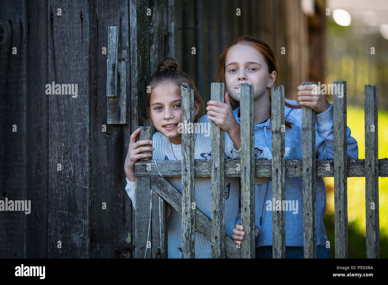 Deux sœurs adolescentes à l'extérieur dans le village. Les portraits. Banque D'Images