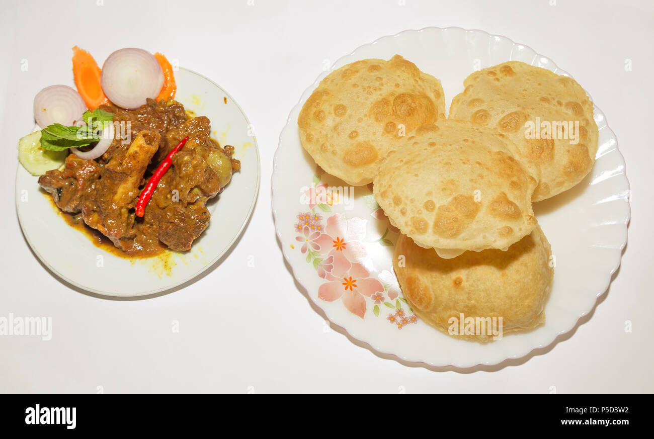 - Repas traditionnel indien Poori faite de farine servi avec sauce épicée mutton kosha. Une nourriture indienne. Banque D'Images