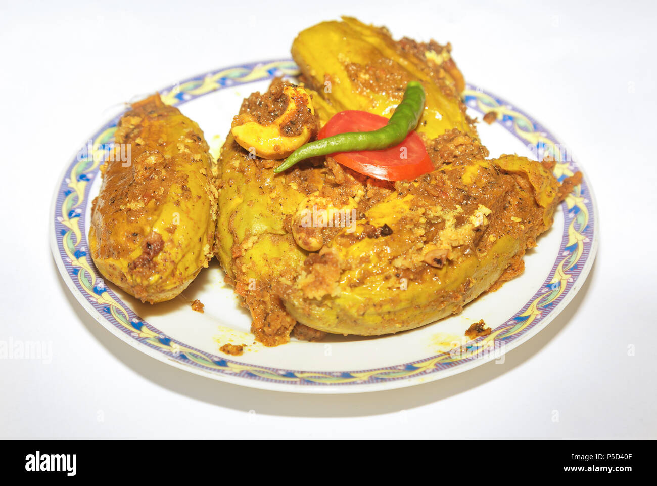 La nourriture indienne épicée préparée avec Pointed gourde farcies de poisson communément appelé Potol dorma. Un traditionnel Bengali cuisine indienne. Banque D'Images