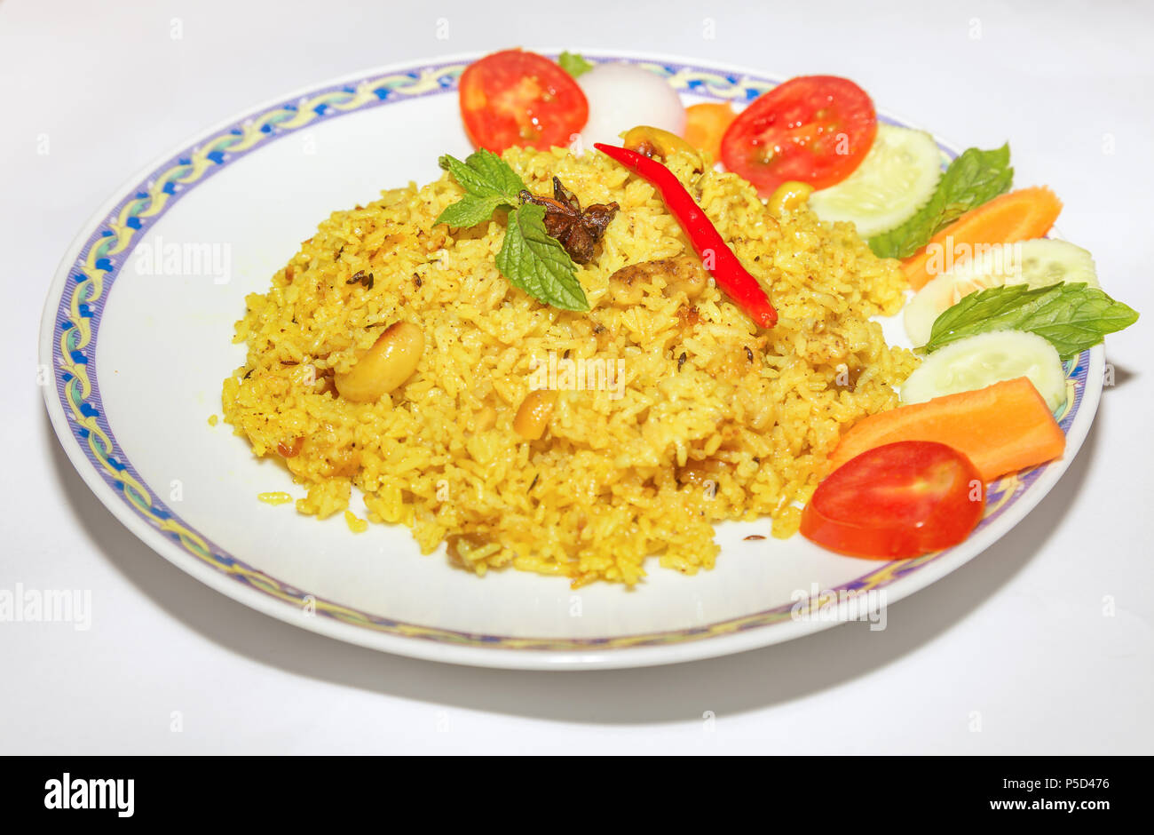 Pulao indien riz frit aux légumes avec salade isolé sur fond blanc Banque D'Images